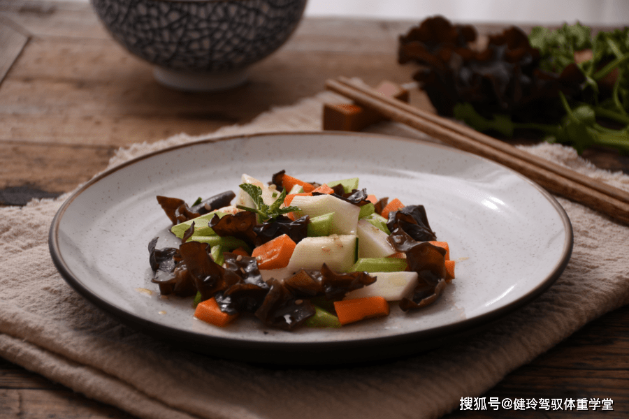 IM电竞|
熬夜肥胖怎么减？居家瘦覃健玲提议七层定制 越发科学并不易反弹(图8)