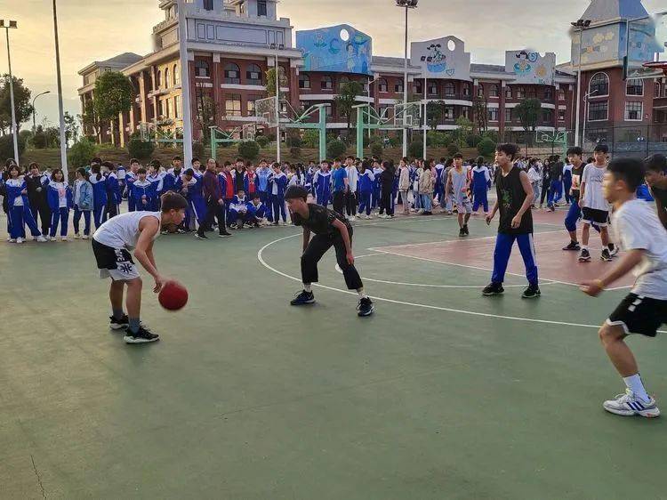 第七届校园体育节——初中B部各项角逐正在火热举行……【IM电竞官网】(图3)
第七届校园体育节——初中B部各项角逐正在火热举行……【IM电竞官网】(图3)