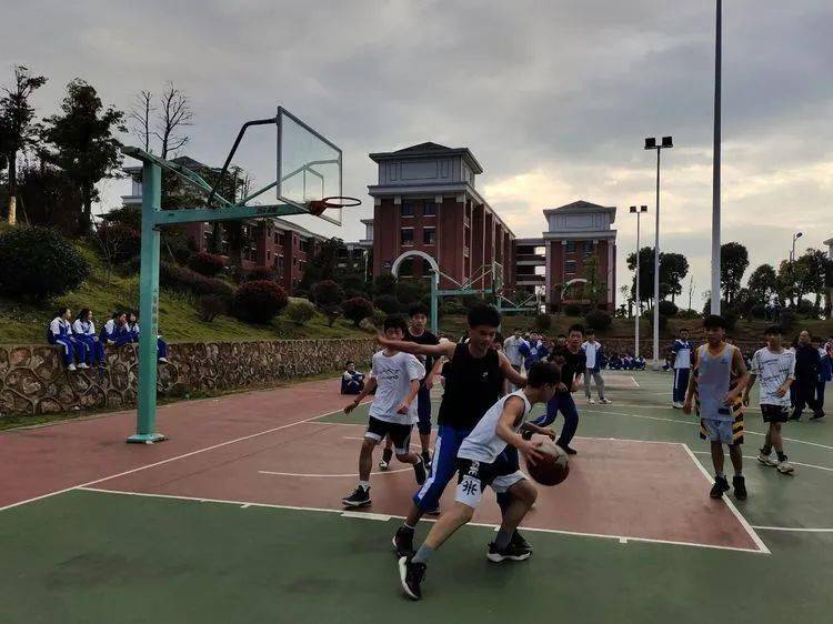 第七届校园体育节——初中B部各项角逐正在火热举行……【IM电竞官网】(图4)
第七届校园体育节——初中B部各项角逐正在火热举行……【IM电竞官网】(图4)