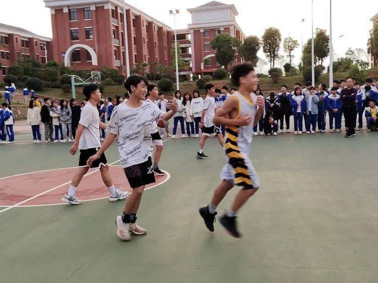 第七届校园体育节——初中B部各项角逐正在火热举行……【IM电竞官网】(图8)
第七届校园体育节——初中B部各项角逐正在火热举行……【IM电竞官网】(图8)