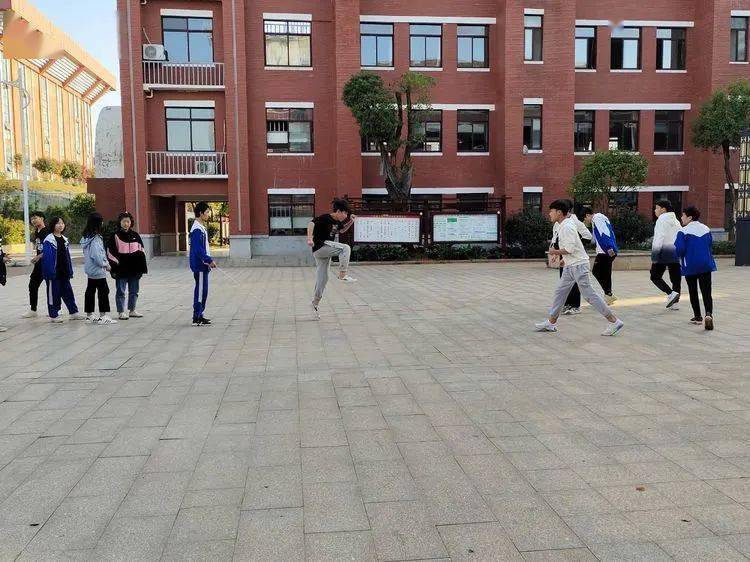 第七届校园体育节——初中B部各项角逐正在火热举行……【IM电竞官网】(图17)
第七届校园体育节——初中B部各项角逐正在火热举行……【IM电竞官网】(图17)