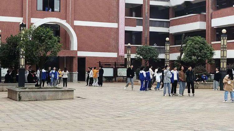 第七届校园体育节——初中B部各项角逐正在火热举行……【IM电竞官网】(图15)
第七届校园体育节——初中B部各项角逐正在火热举行……【IM电竞官网】(图15)