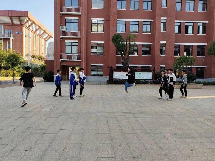 第七届校园体育节——初中B部各项角逐正在火热举行……【IM电竞官网】(图18)
第七届校园体育节——初中B部各项角逐正在火热举行……【IM电竞官网】(图18)