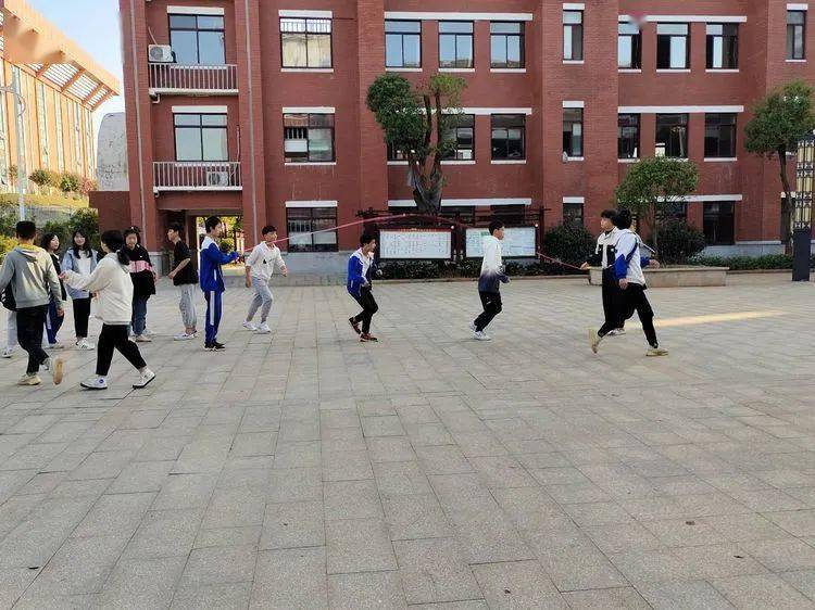 第七届校园体育节——初中B部各项角逐正在火热举行……【IM电竞官网】(图21)
第七届校园体育节——初中B部各项角逐正在火热举行……【IM电竞官网】(图21)