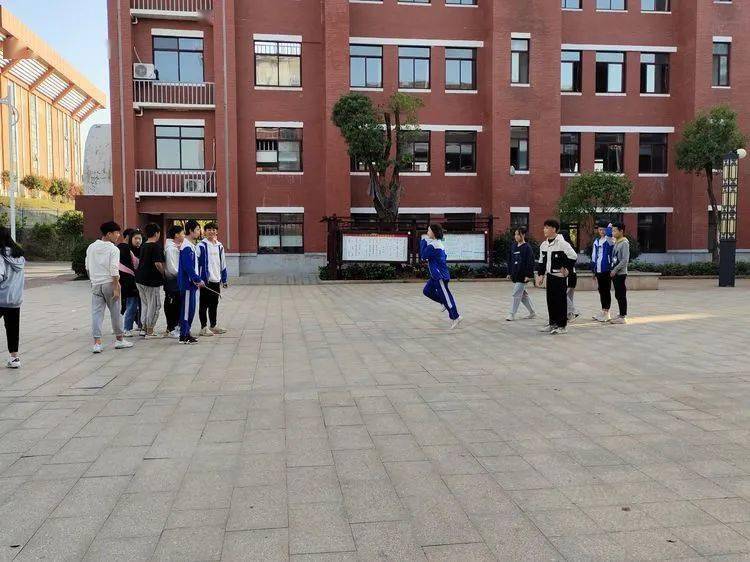 第七届校园体育节——初中B部各项角逐正在火热举行……【IM电竞官网】(图24)
第七届校园体育节——初中B部各项角逐正在火热举行……【IM电竞官网】(图24)