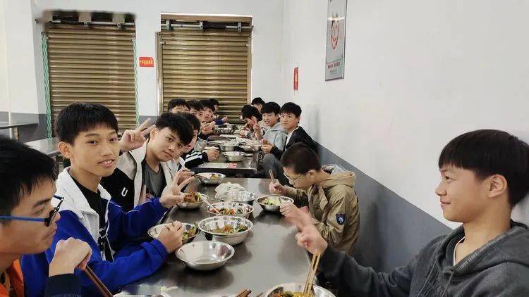 第七届校园体育节——初中B部各项角逐正在火热举行……【IM电竞官网】(图27)
第七届校园体育节——初中B部各项角逐正在火热举行……【IM电竞官网】(图27)