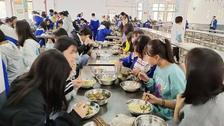 第七届校园体育节——初中B部各项角逐正在火热举行……【IM电竞官网】(图28)
第七届校园体育节——初中B部各项角逐正在火热举行……【IM电竞官网】(图28)