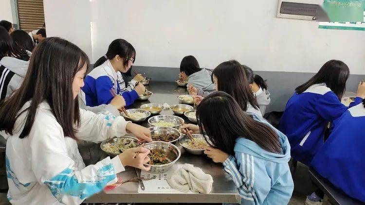 第七届校园体育节——初中B部各项角逐正在火热举行……【IM电竞官网】(图29)
第七届校园体育节——初中B部各项角逐正在火热举行……【IM电竞官网】(图29)